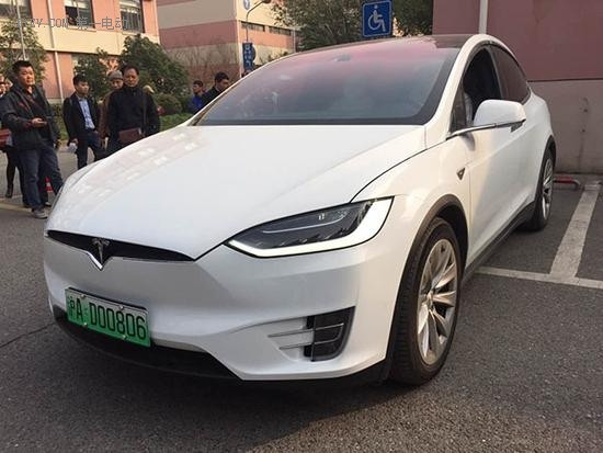 上海首块新能源车号牌发出 网友：丑出新境界