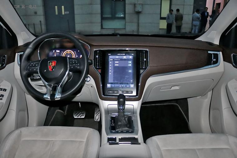 榮威eRX5搭載智能人機交互系統(tǒng)/綜合工況油耗1.6L/100km