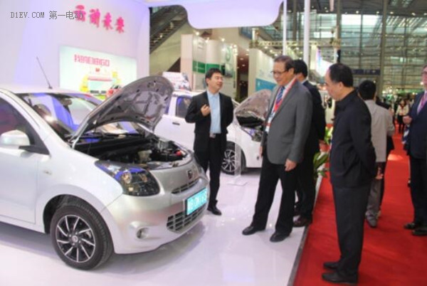 众泰云100S亮相2016中国国际新能源汽车与智慧交通展览会