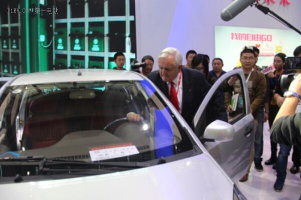 众泰云100S亮相2016中国国际新能源汽车与智慧交通展览会