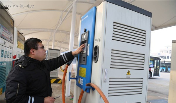 青島兩大電動車充電站投用 公交車3至4小時能充滿