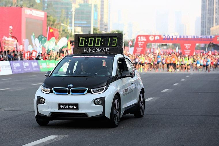 宝马i3升级款新能源车领跑2017厦门国际马拉松赛