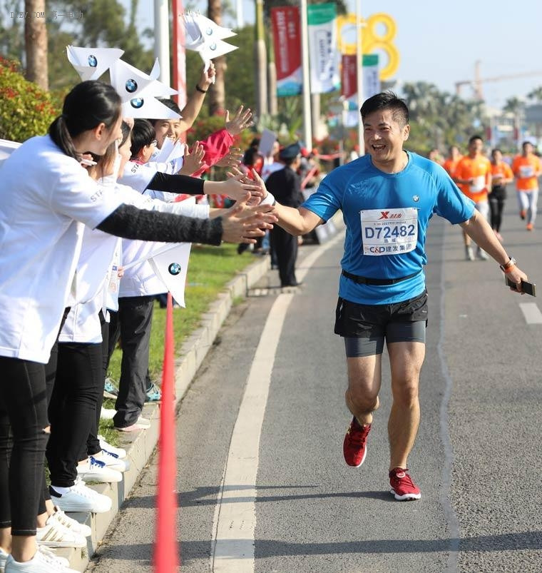 寶馬i3升級(jí)款新能源車領(lǐng)跑2017廈門國(guó)際馬拉松賽