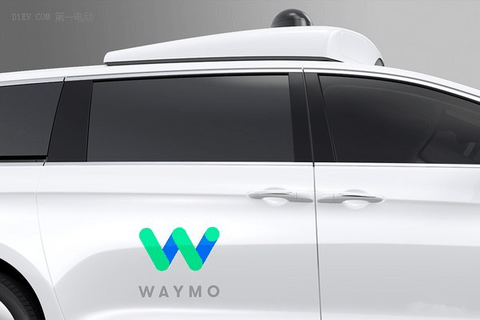 搭载Waymo新一代自动驾驶系统的克莱斯勒Pacifica混合动力车