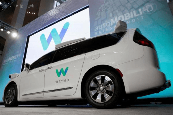 搭载Waymo新一代自动驾驶系统的克莱斯勒Pacifica混合动力车
