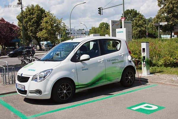 江蘇南京出臺(tái)新規(guī)：電動(dòng)汽車路邊停車免1小時(shí)停車費(fèi)