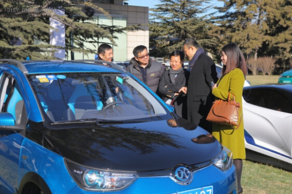 北京新能源汽車股份有限公司總經理鄭剛觀看純電動車型展示