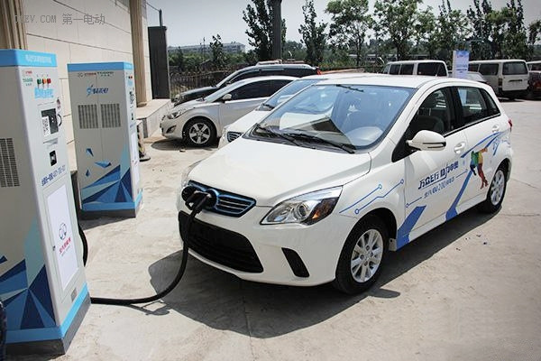 北汽新能源純電動車型充電