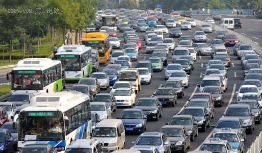 河南政協(xié)委員：解決擁堵可推“新能源汽車+分時租賃”