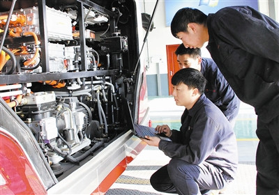 “公交医生”的忙碌春节：平均每天要修保15台新能源客车