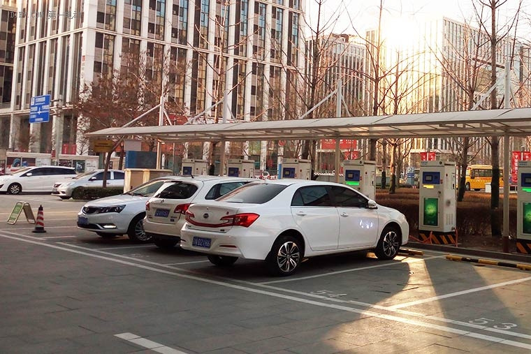 抓住雪季的小尾巴 開電動車如何玩轉京城周邊滑雪場(上)
