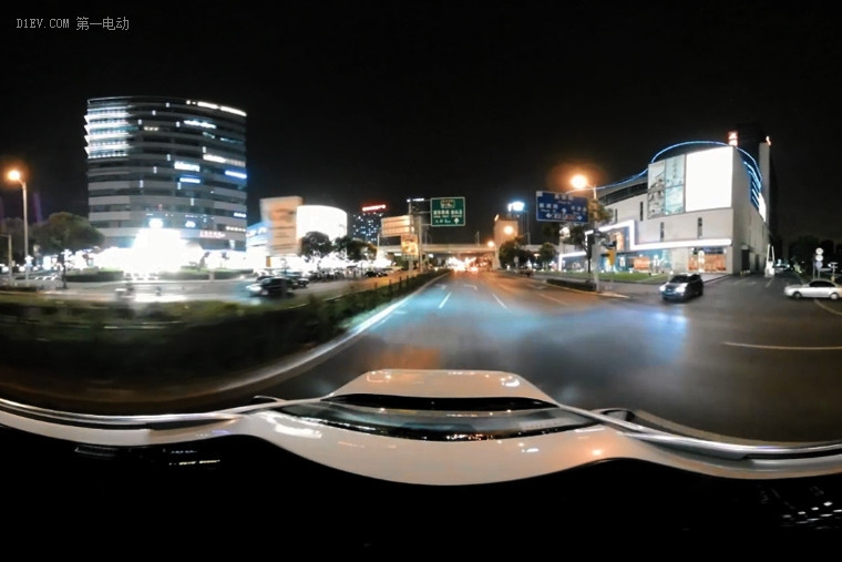 VR试 | 配置丰富低油耗 荣威eRX5带你夜游大上海