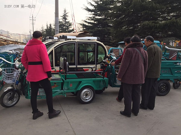 清晨買(mǎi)電動(dòng)三輪車(chē)的用戶(hù)