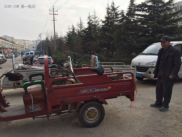 同時(shí)擁有三輪電動(dòng)車(chē)和燃油三輪車(chē)的老大爺