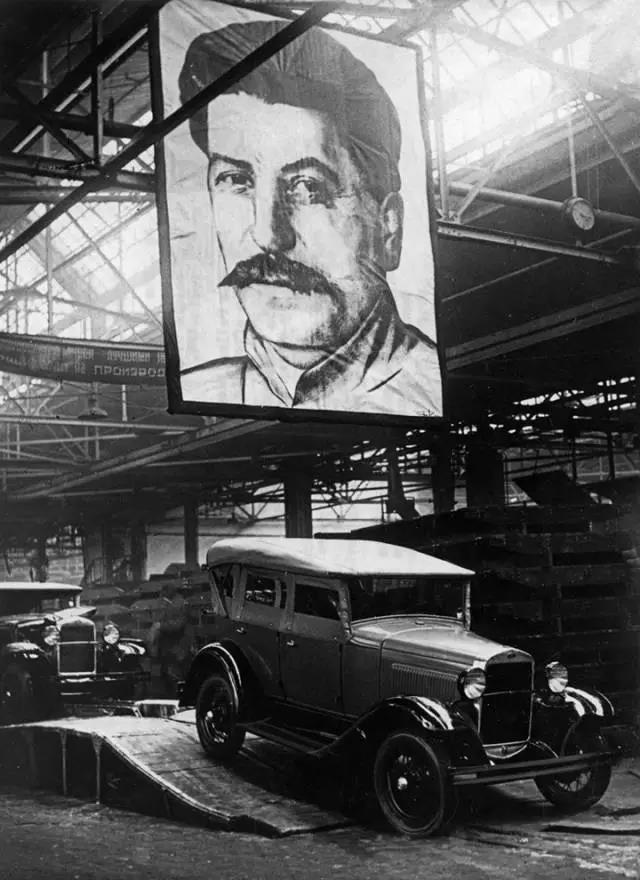 苏联人为汽车历史留下了别致风景线与独特记忆。这些记忆既令人唏嘘感慨，却也不乏亮点，足以书写下属于那个时代的光荣与骄傲。