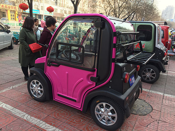 劉先生陪妻子看車(chē)