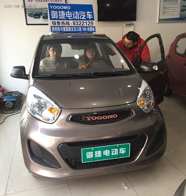 年輕夫婦為鄭先生試駕買(mǎi)車(chē)