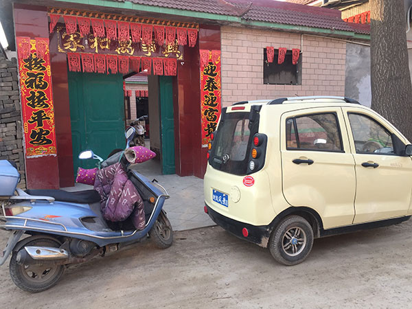 村民門(mén)前擺放的車(chē)輛