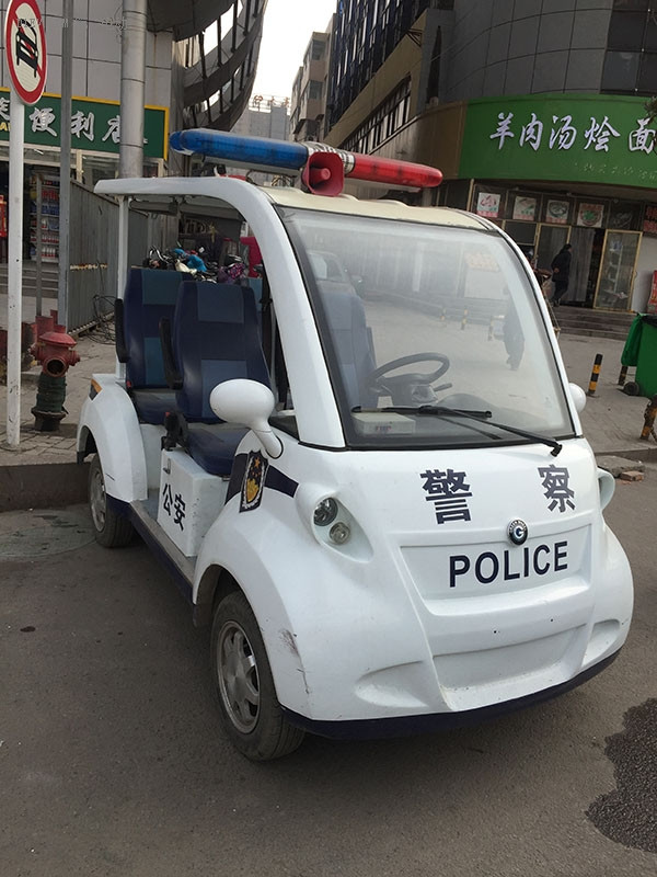 當(dāng)?shù)亟痪乃妮喌退匐妱?dòng)巡邏車(chē)
