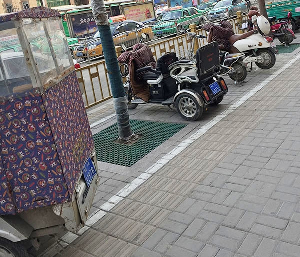 商丘街頭停放的三輪車(chē)多有專(zhuān)屬牌照