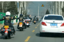 小時候班級活動爬長城，長大以后開電動汽車和車友一起游長城
