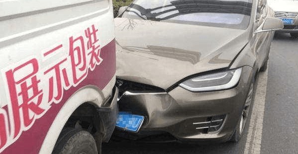 開啟自動駕駛模式 特斯拉車主引4車連環(huán)追尾