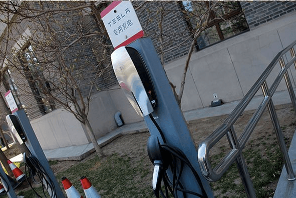 測特斯拉新國標(biāo)充電適配器 想插哪里插哪里？