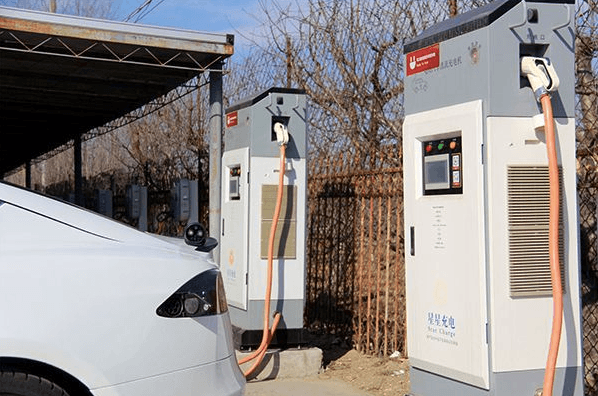 測特斯拉新國標(biāo)充電適配器 想插哪里插哪里？