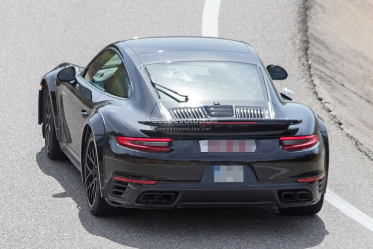 尚處“套殼”階段 新911 Turbo諜照首曝