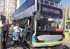 北京公交再添70部双层纯电动公交车