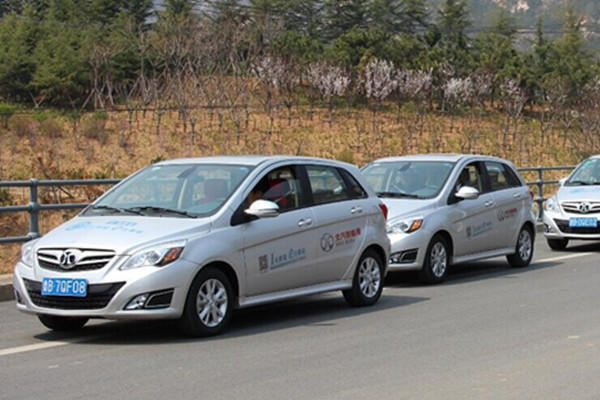 目前國內新建新能源汽車公司約有200家 總投資額將達3000億元
