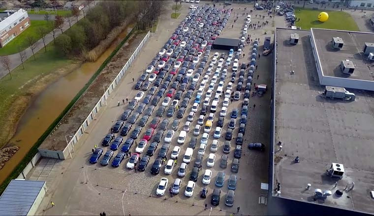 荷兰人民真会玩 746辆电动汽车聚会游行创吉尼斯纪录