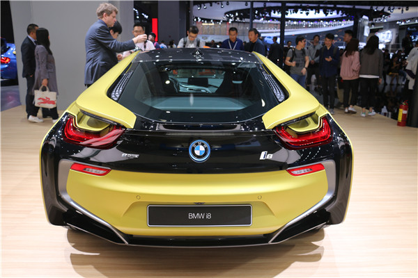 寶馬i8磨砂黃限量版亮相上海車展，年底前在華建設2500個充電樁
