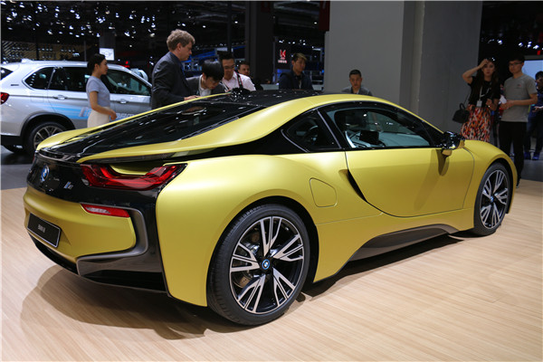 寶馬i8磨砂黃限量版亮相上海車展，年底前在華建設2500個充電樁
