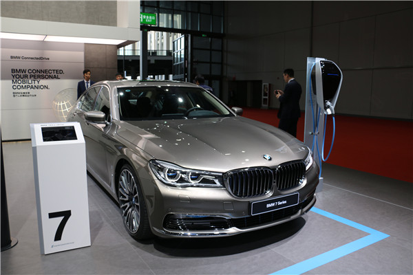 寶馬i8磨砂黃限量版亮相上海車展，年底前在華建設2500個充電樁