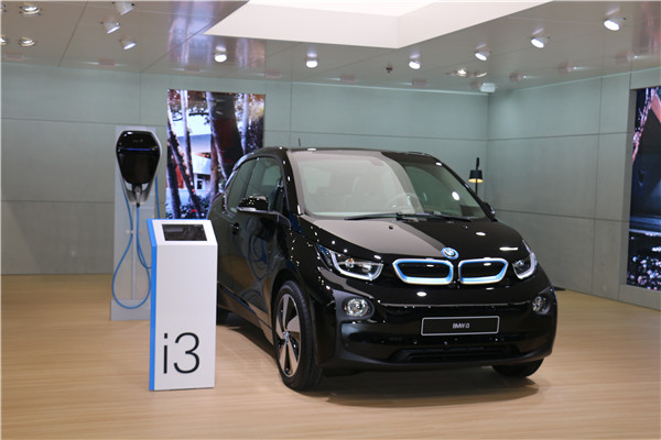 寶馬i8磨砂黃限量版亮相上海車展，年底前在華建設2500個充電樁