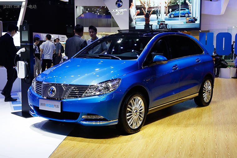 車身增加“戴姆勒“標(biāo)識(shí) 騰勢(shì)400純電動(dòng)汽車煥新參加上海車展