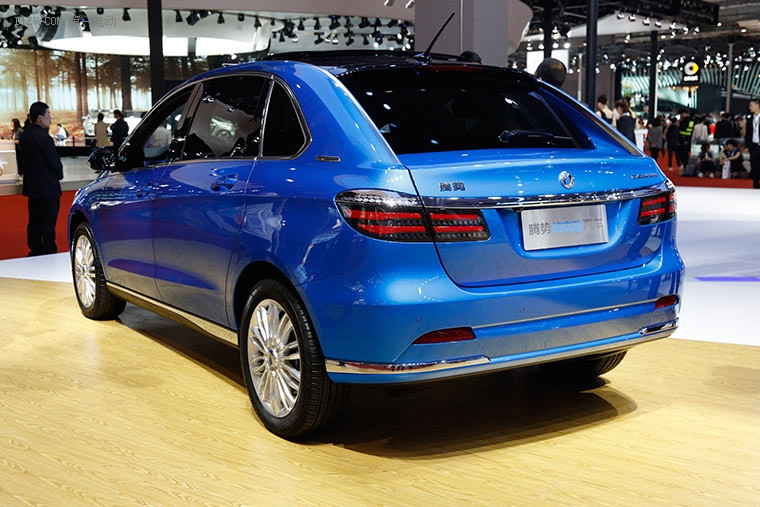 車身增加“戴姆勒“標(biāo)識(shí) 騰勢(shì)400純電動(dòng)汽車煥新參加上海車展