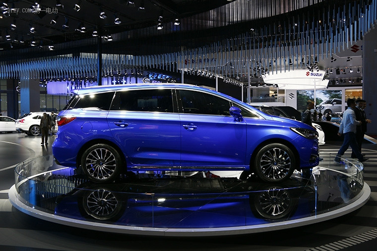 新能源領(lǐng)軍者 比亞迪新王朝、宋七座概念車亮相上海車展