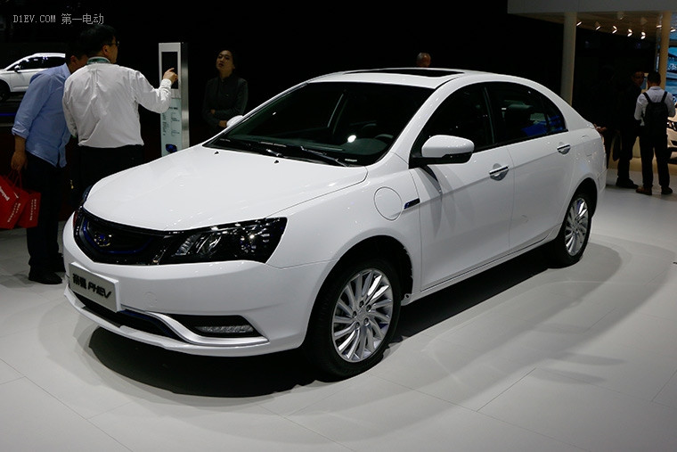 純電續(xù)航61km 吉利首款插電混動(dòng)帝豪PHEV亮相上海車(chē)展