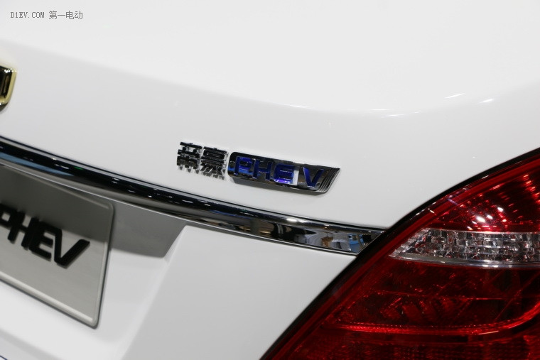 純電續(xù)航61km 吉利首款插電混動(dòng)帝豪PHEV亮相上海車(chē)展