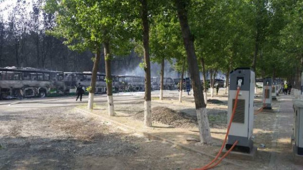 北京蟹島度假村停車場(chǎng)起火 80余輛電動(dòng)大巴燒毀