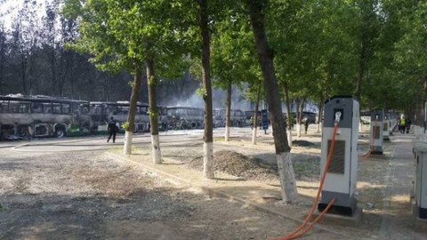 北京蟹岛度假村停车场起火 80余辆电动大巴烧毁