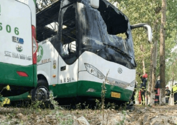 北京蟹島度假村停車場(chǎng)起火 80余輛電動(dòng)大巴燒毀