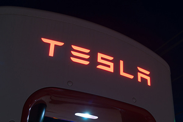 Хотя продажи еще не превысили 100 000, Tesla уже рассматривает возможность бизнеса по переработке аккумуляторов.