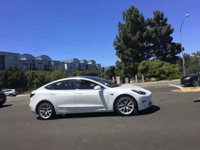 特斯拉model 3