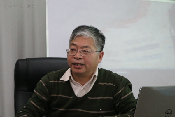 同濟(jì)大學(xué)汽車學(xué)院教授、汽車安全技術(shù)研究所所長(zhǎng)朱西產(chǎn)