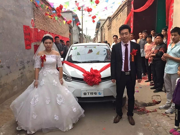 婚車的轉(zhuǎn)變，微型電動汽車成年輕人出行新選擇？