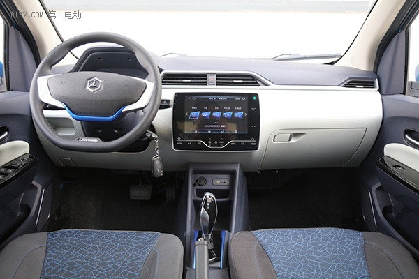 婚車的轉(zhuǎn)變，微型電動汽車成年輕人出行新選擇？