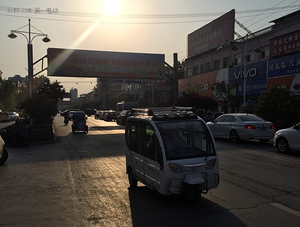 老年人多開帶蓬三輪電動(dòng)車